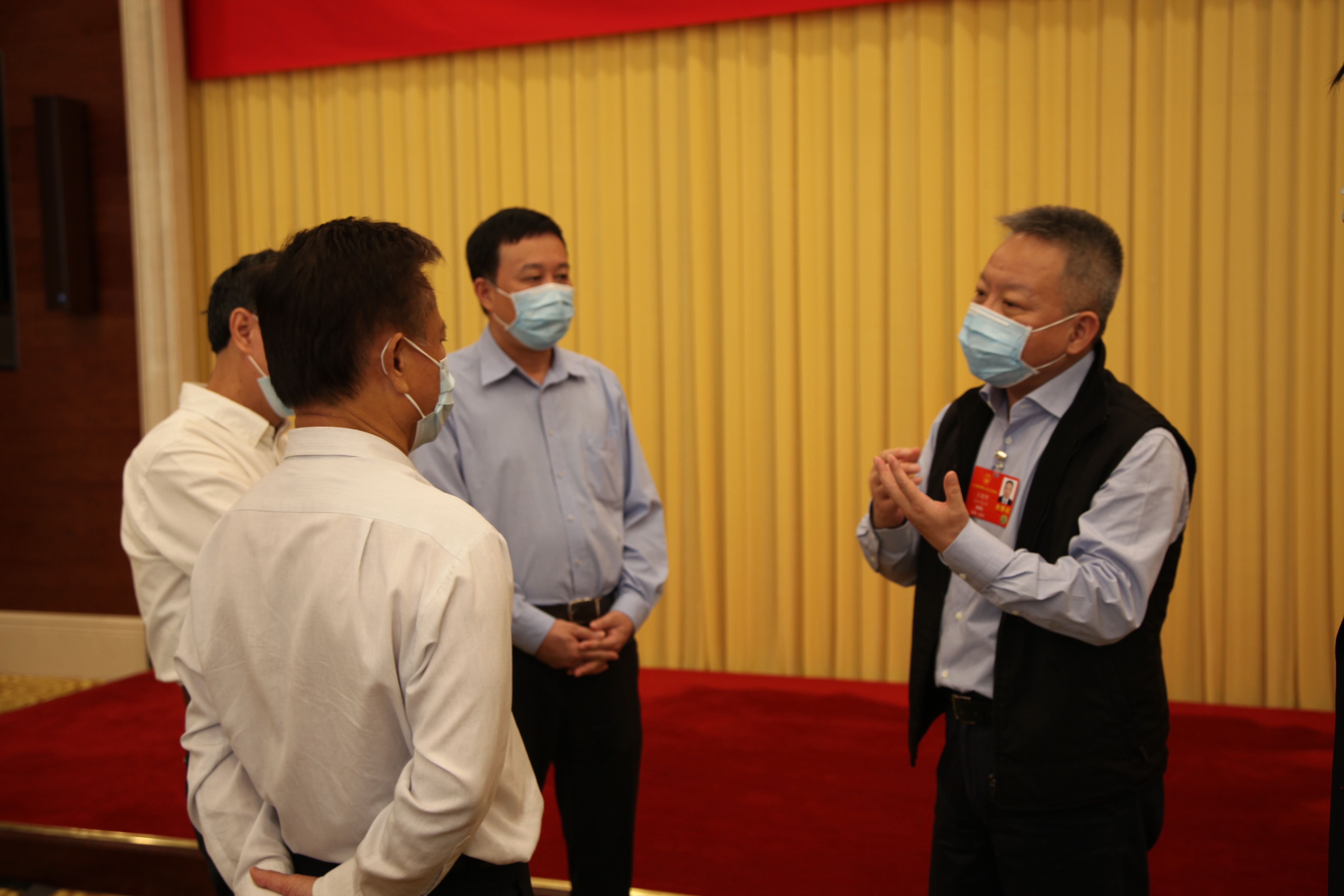 5月24日，海南代表团审查计划报告和预算报告，图为会议间隙，沈晓明代表与许俊代表交流讨论。张旭图 (2)