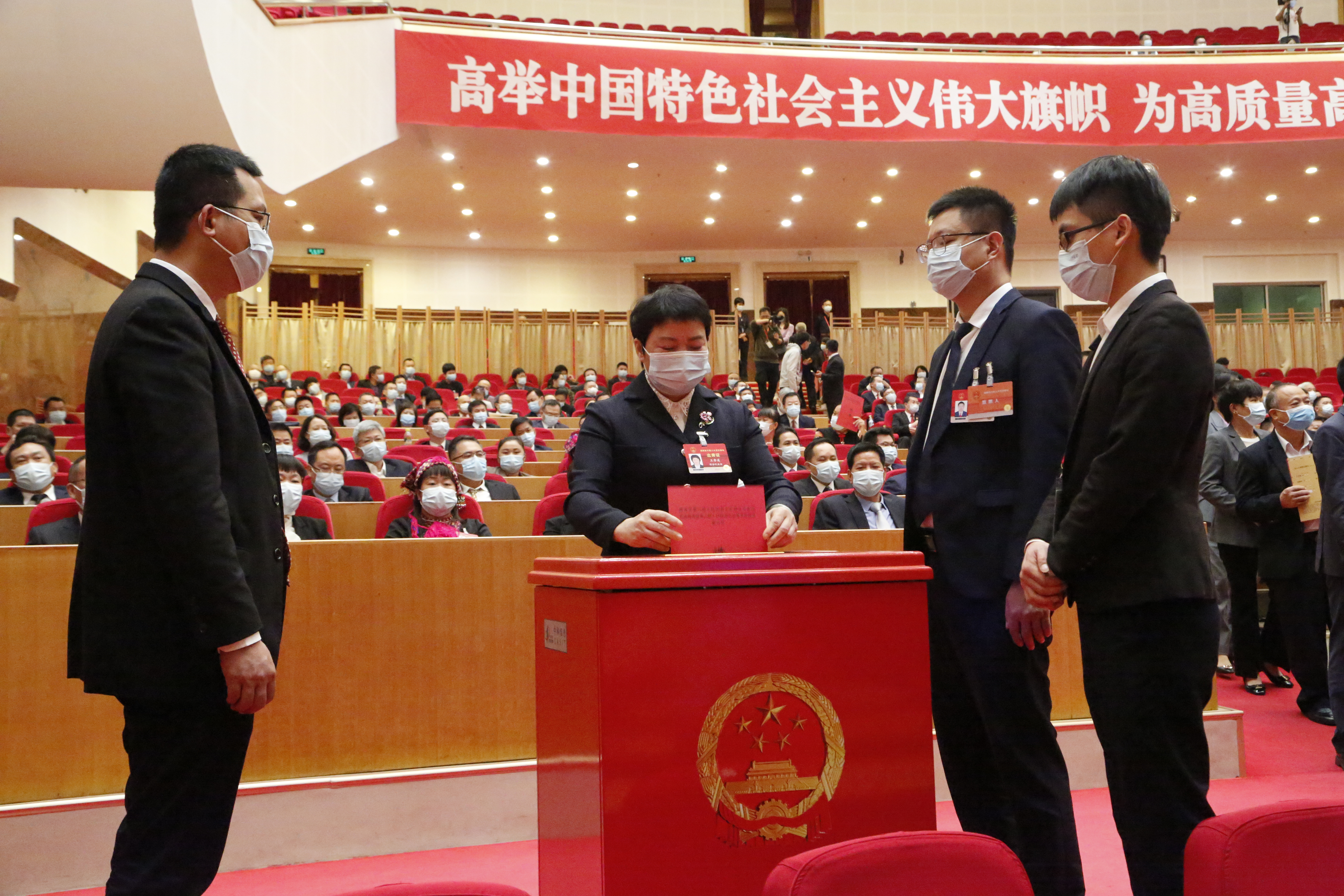 1月24日下午，省六届人大五次会议闭幕会召开，图为代表投放选票进行选举