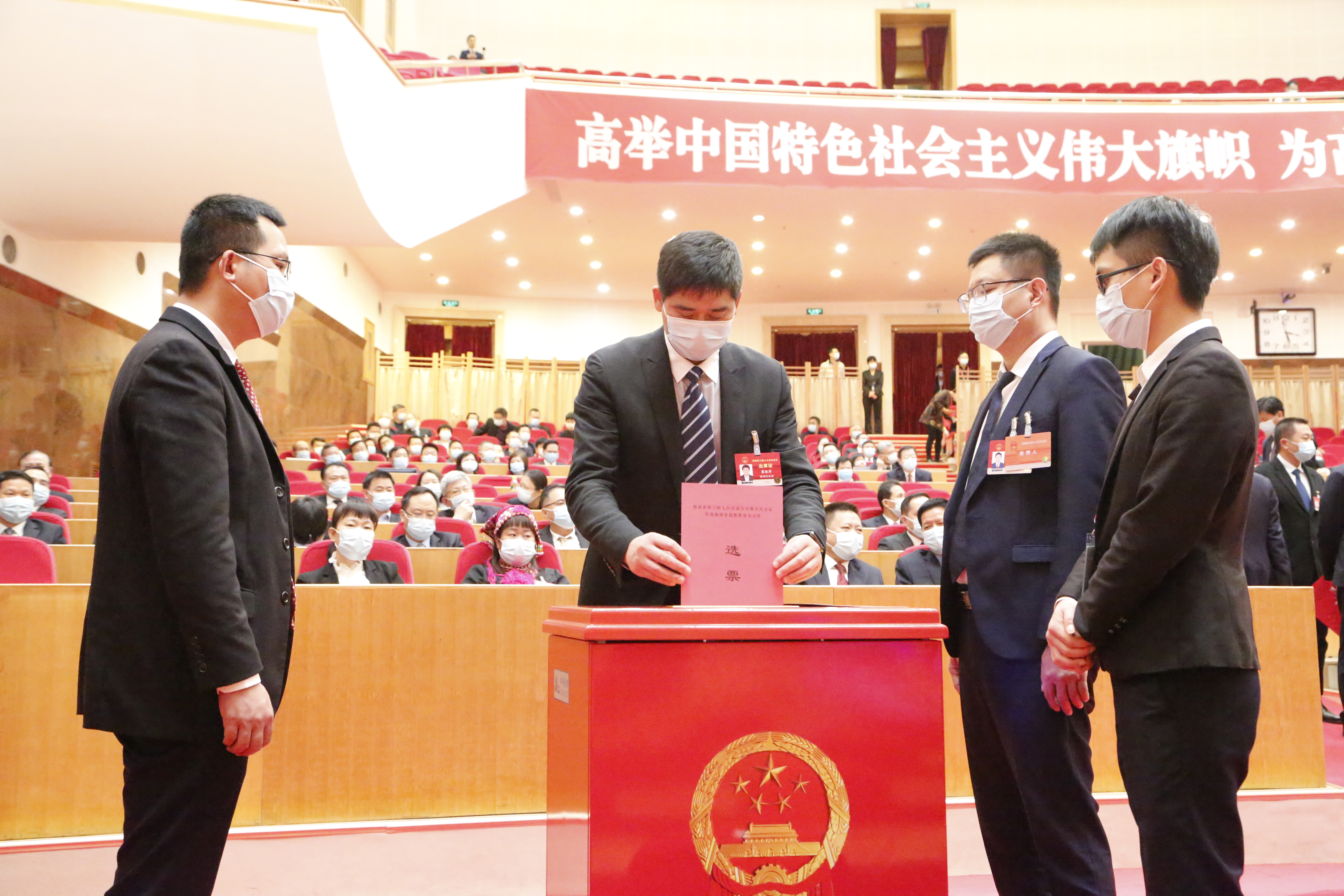 1月24日下午，省六届人大五次会议闭幕会召开，图为代表投放选票进行选举